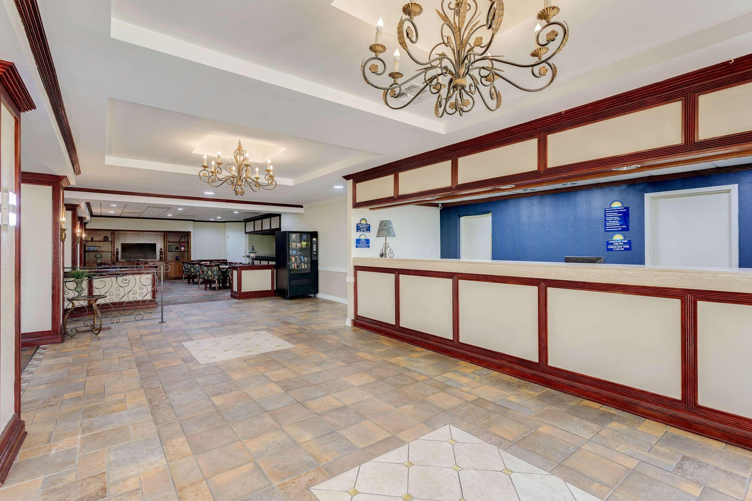 Days Inn By Wyndham Montgomery Near Aum Екстер'єр фото