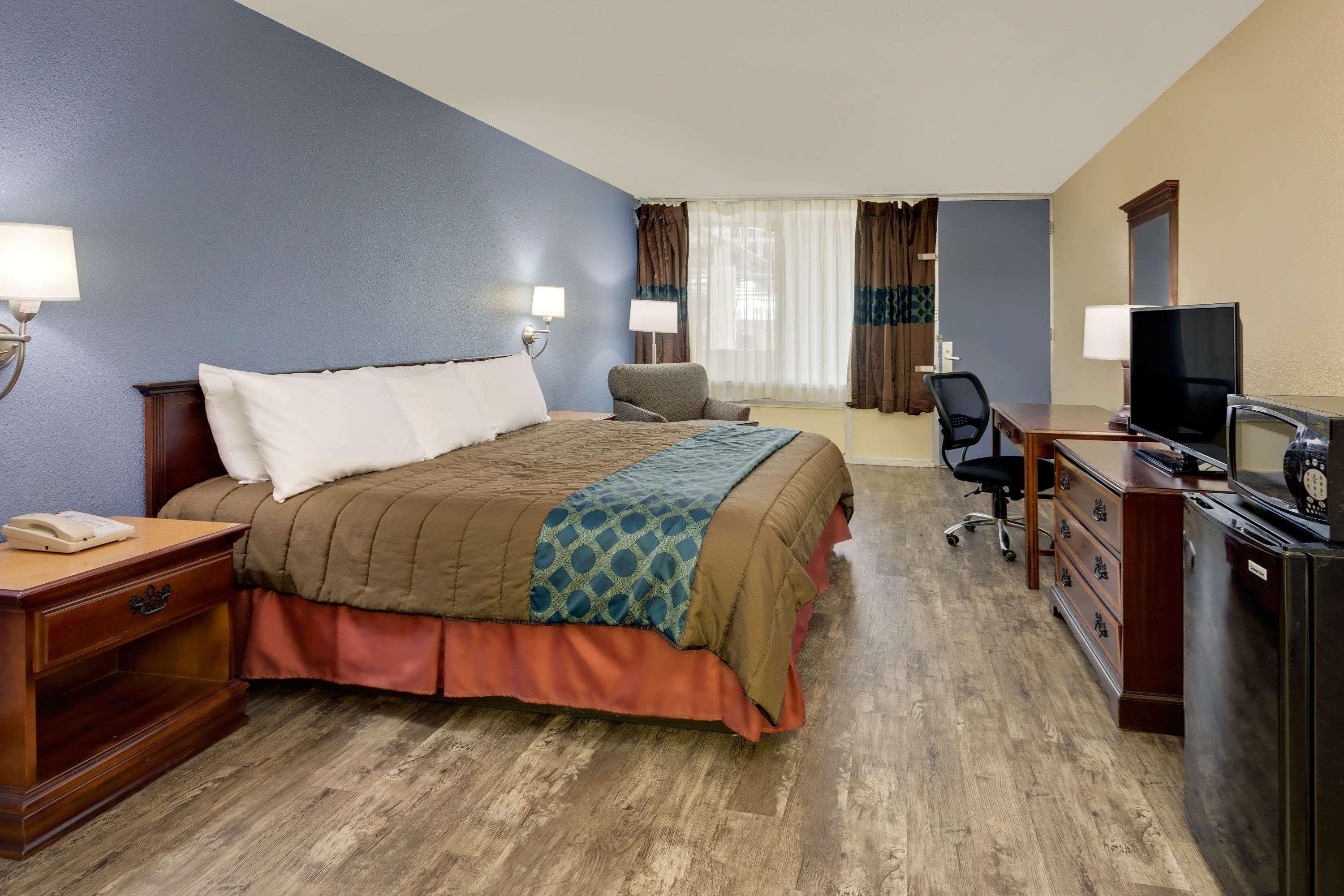 Days Inn By Wyndham Montgomery Near Aum Екстер'єр фото