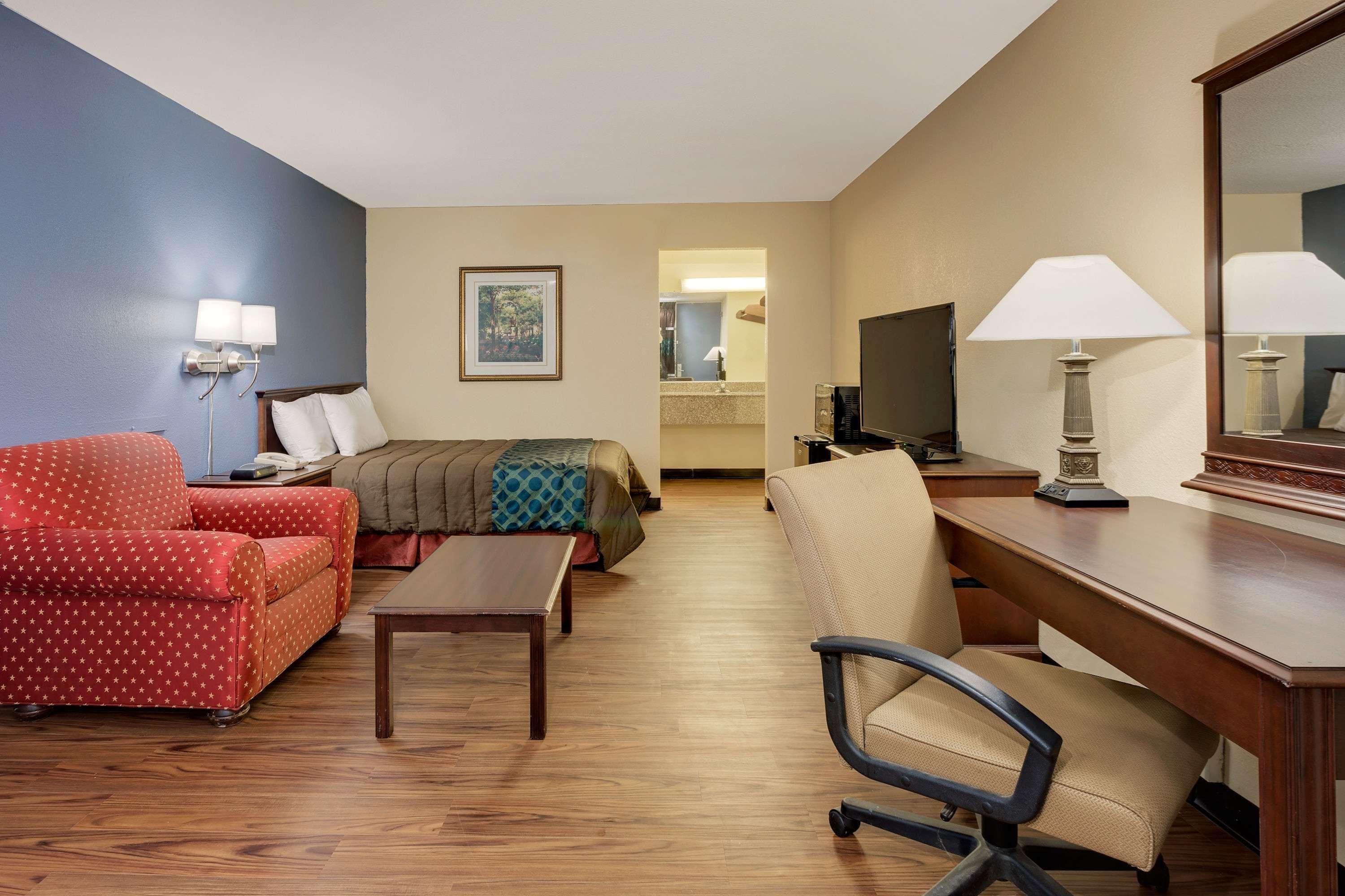 Days Inn By Wyndham Montgomery Near Aum Екстер'єр фото