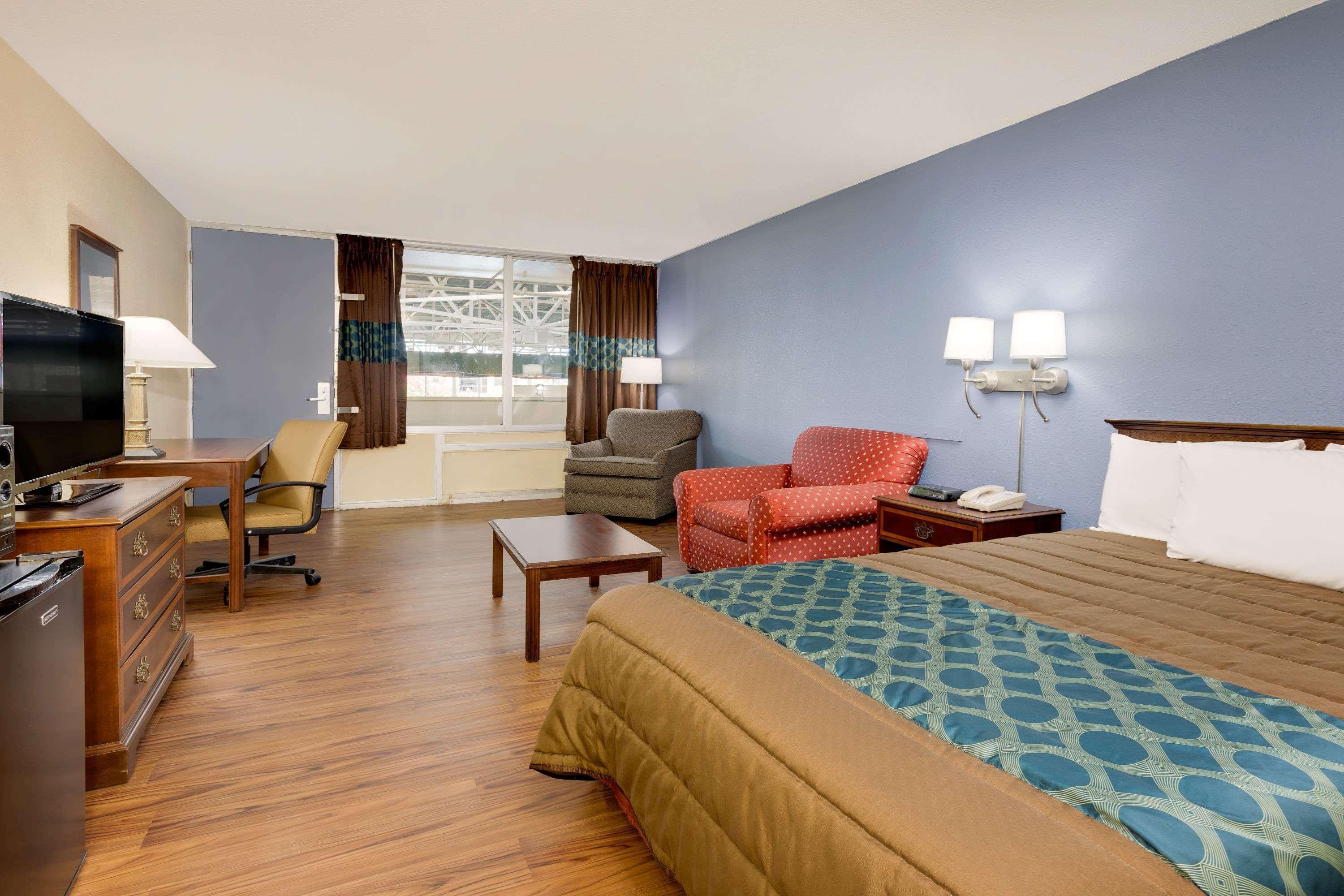 Days Inn By Wyndham Montgomery Near Aum Екстер'єр фото