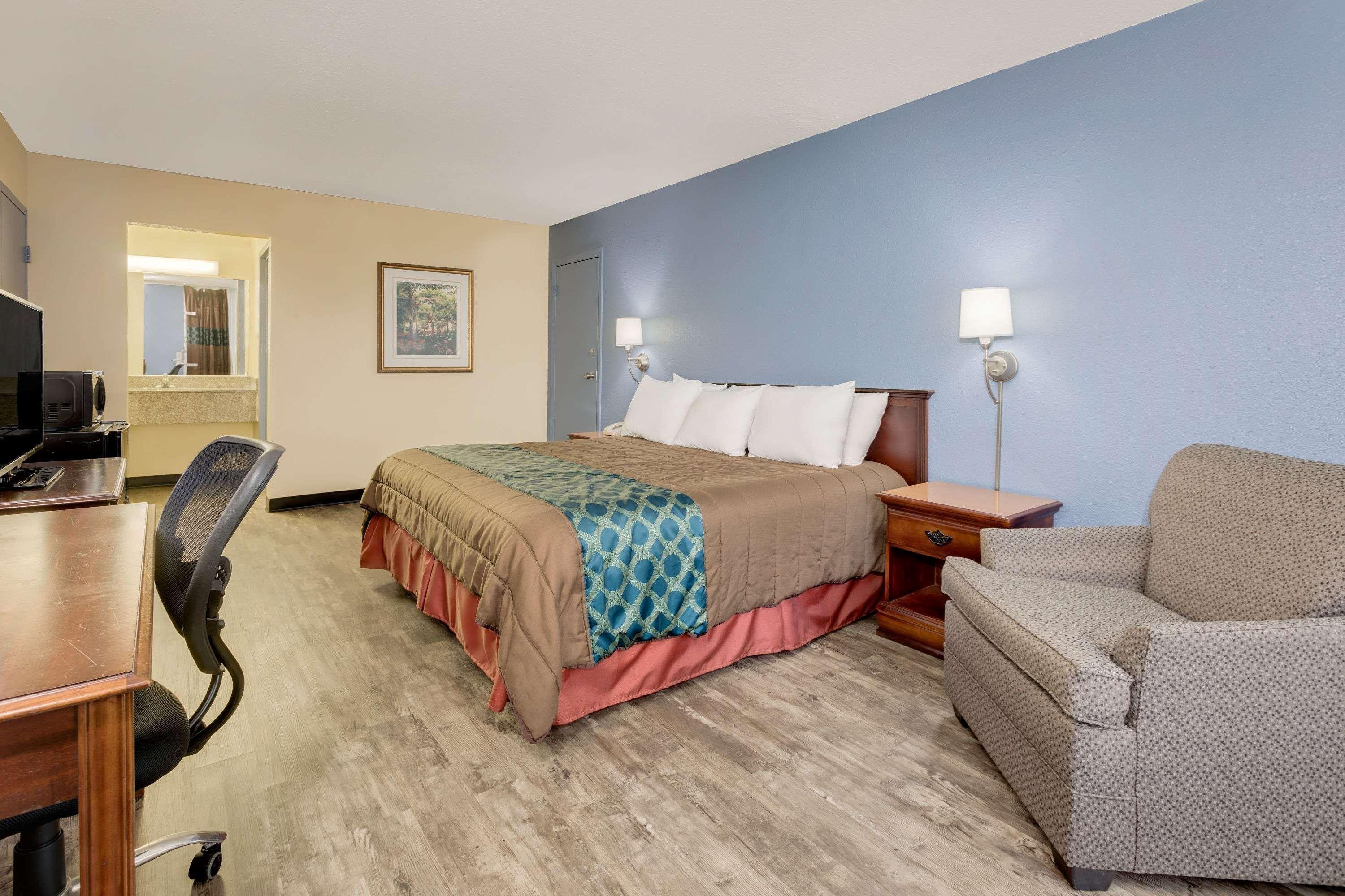 Days Inn By Wyndham Montgomery Near Aum Екстер'єр фото