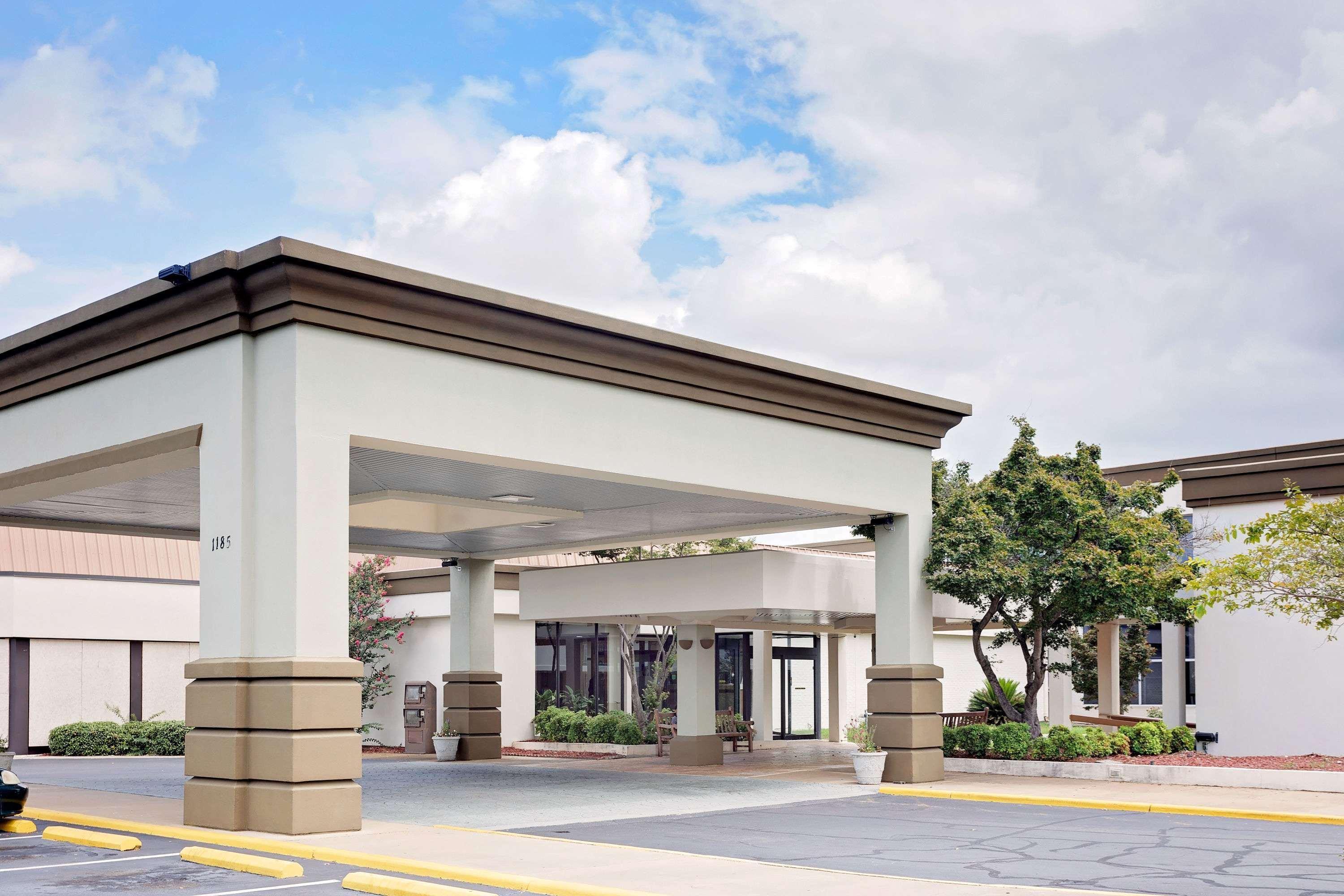 Days Inn By Wyndham Montgomery Near Aum Екстер'єр фото