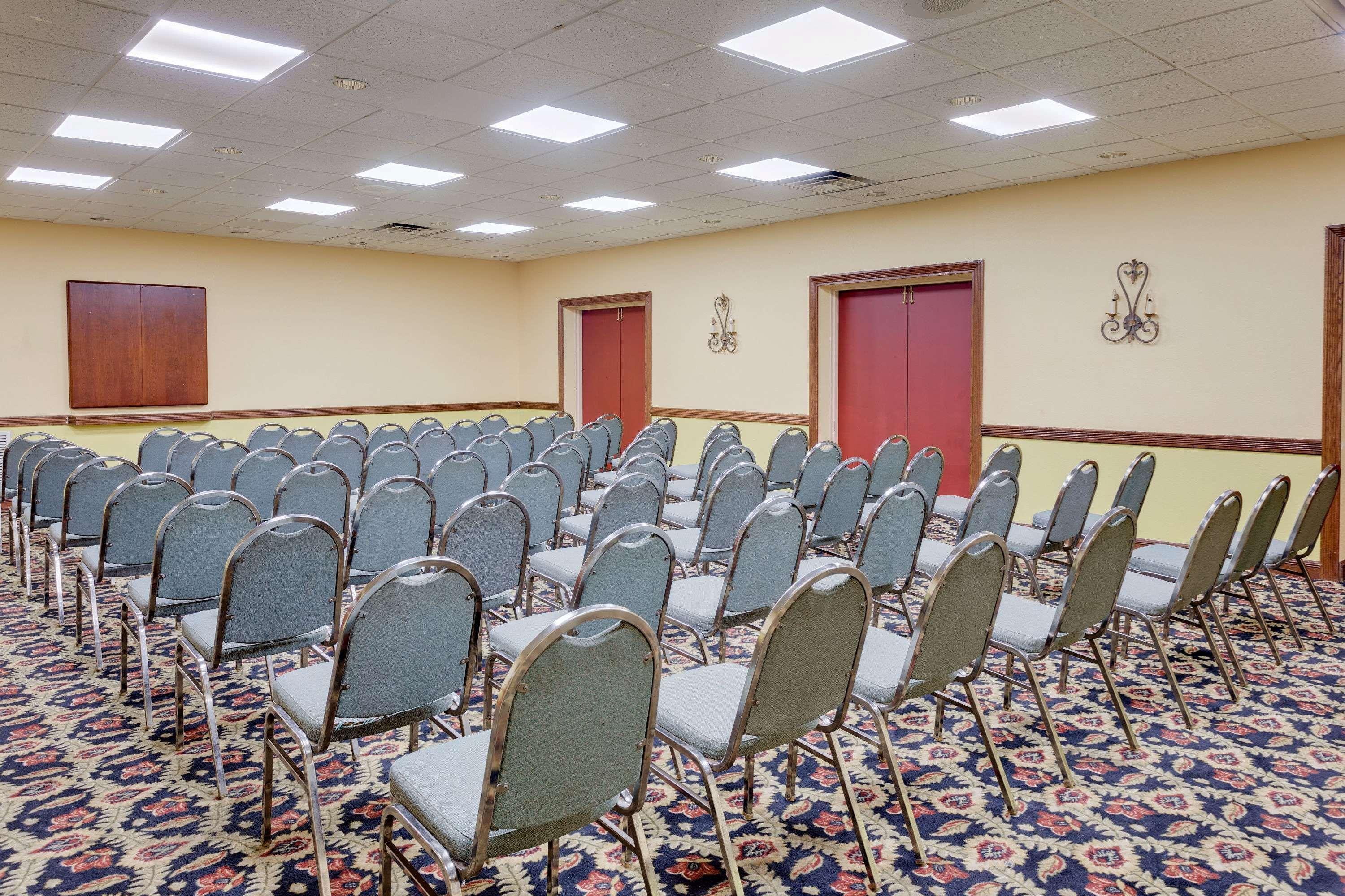 Days Inn By Wyndham Montgomery Near Aum Екстер'єр фото