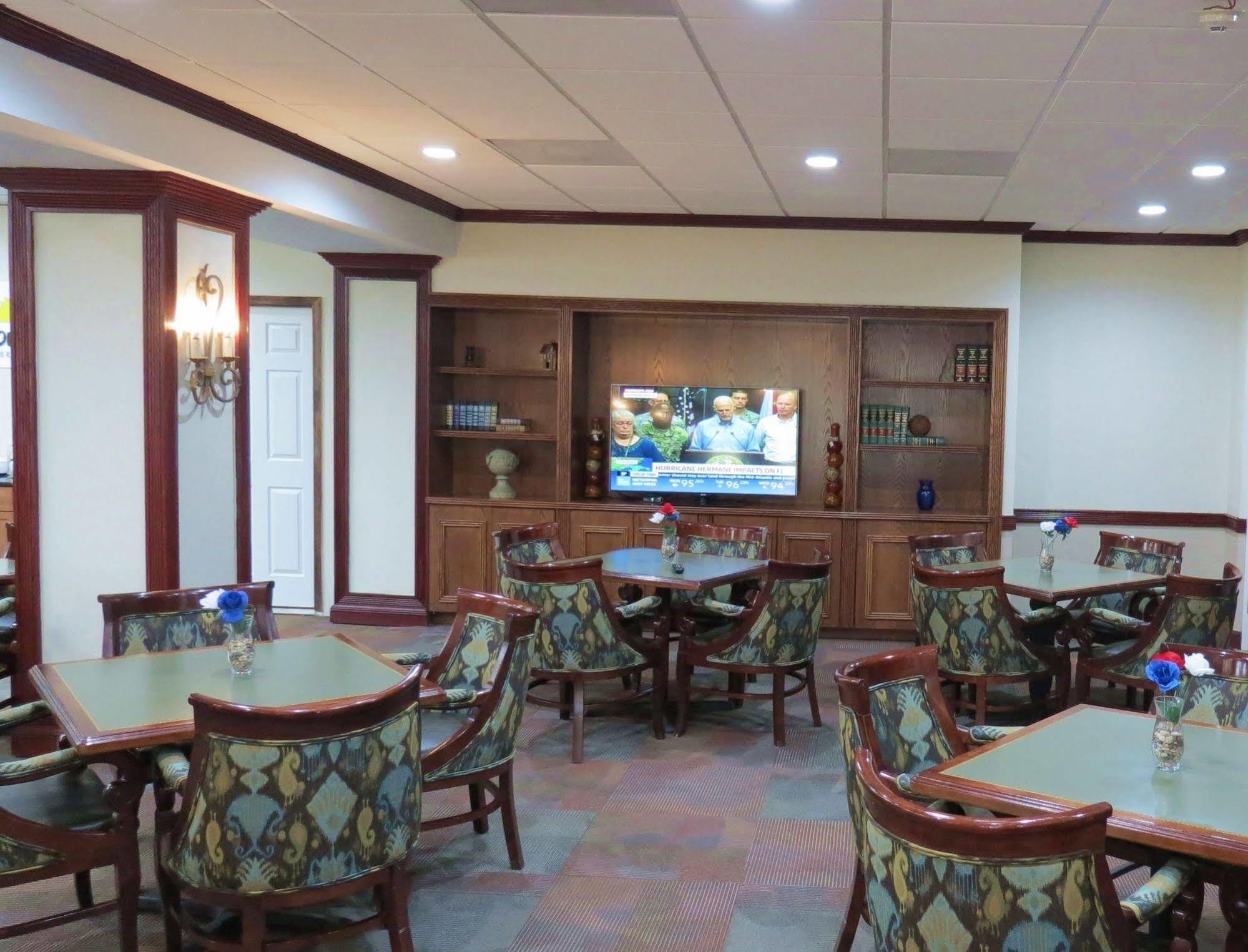 Days Inn By Wyndham Montgomery Near Aum Екстер'єр фото