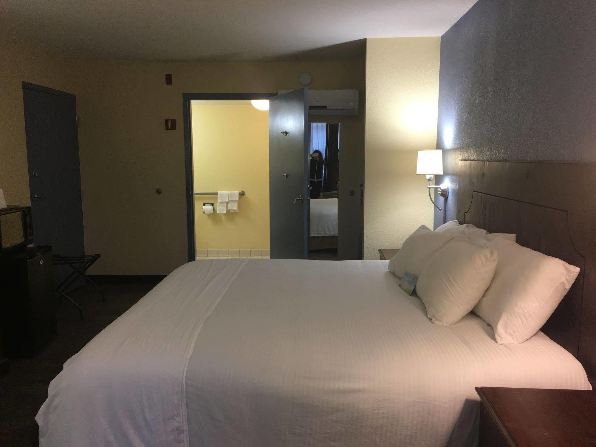 Days Inn By Wyndham Montgomery Near Aum Екстер'єр фото