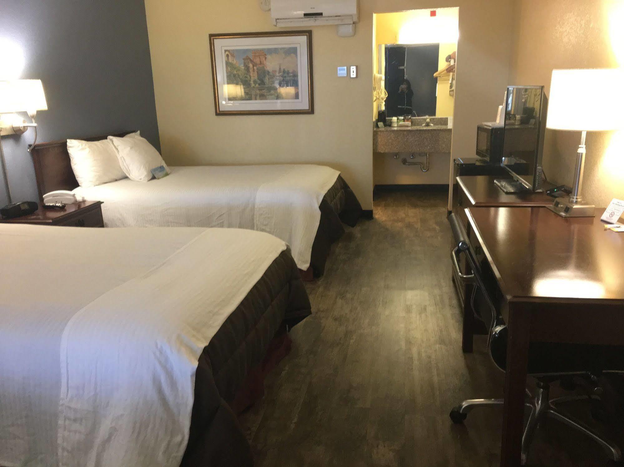 Days Inn By Wyndham Montgomery Near Aum Екстер'єр фото