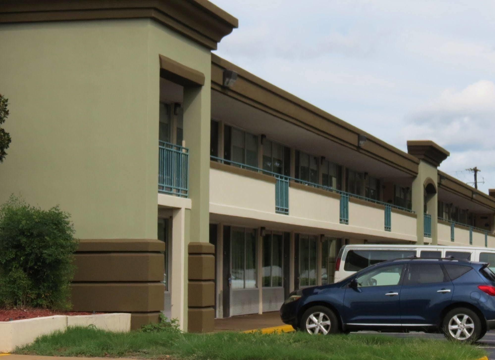 Days Inn By Wyndham Montgomery Near Aum Екстер'єр фото