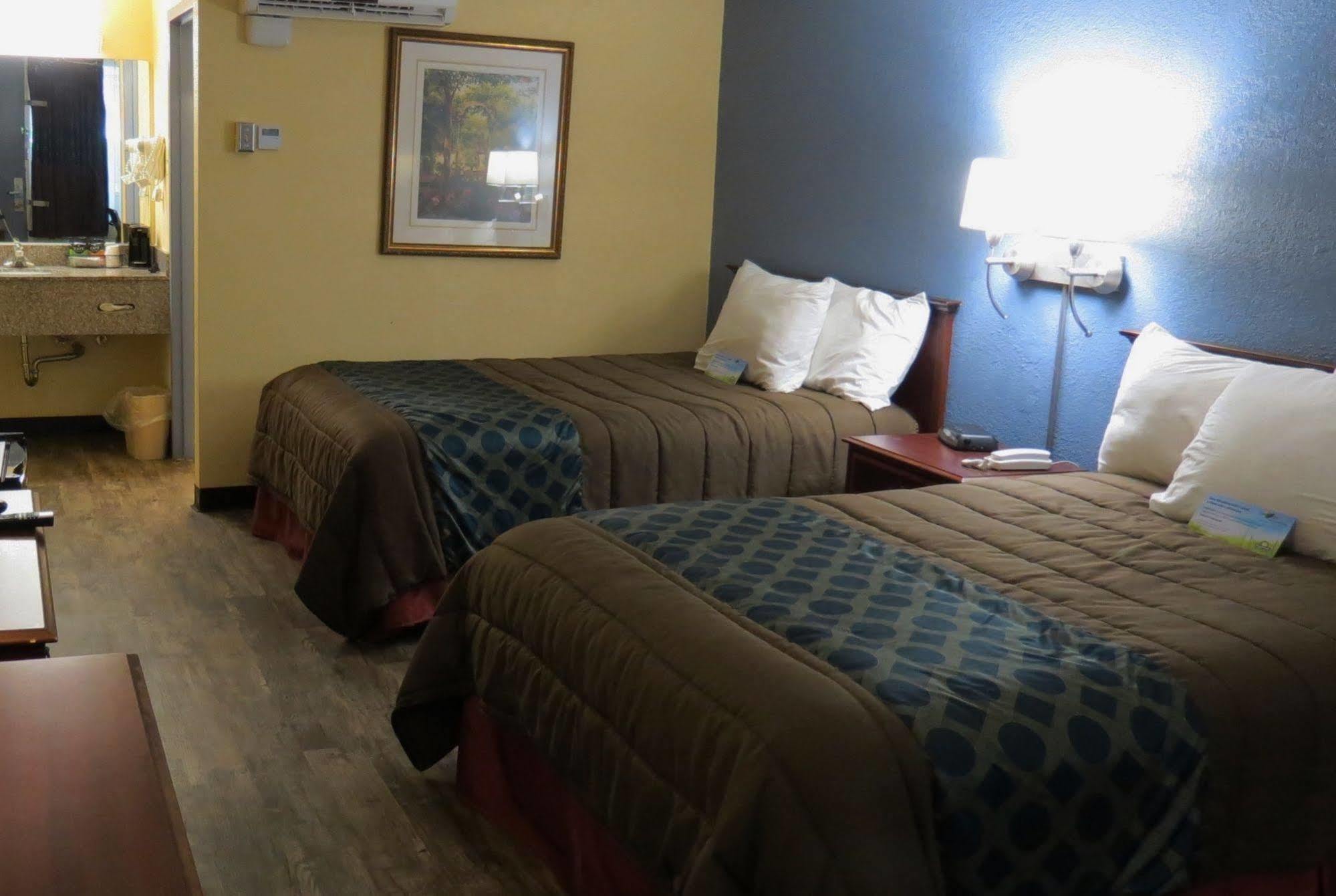 Days Inn By Wyndham Montgomery Near Aum Екстер'єр фото
