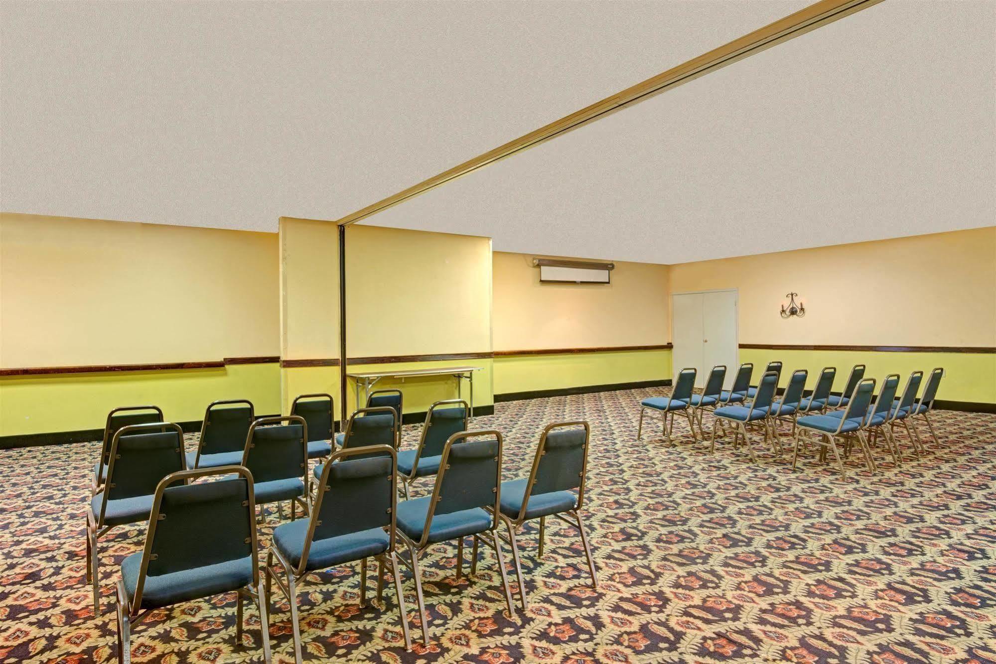 Days Inn By Wyndham Montgomery Near Aum Екстер'єр фото