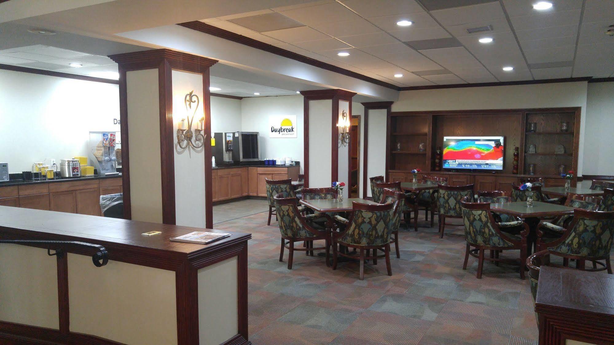 Days Inn By Wyndham Montgomery Near Aum Екстер'єр фото
