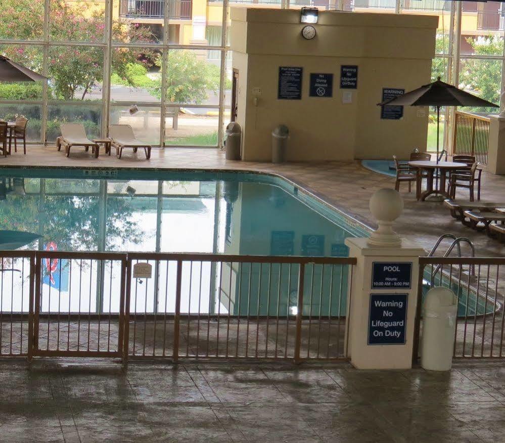 Days Inn By Wyndham Montgomery Near Aum Екстер'єр фото
